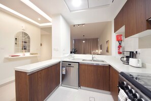 Appartement Deluxe | Cuisine privée | Four à micro-ondes, un four, lave-vaisselle, cafetière-théière