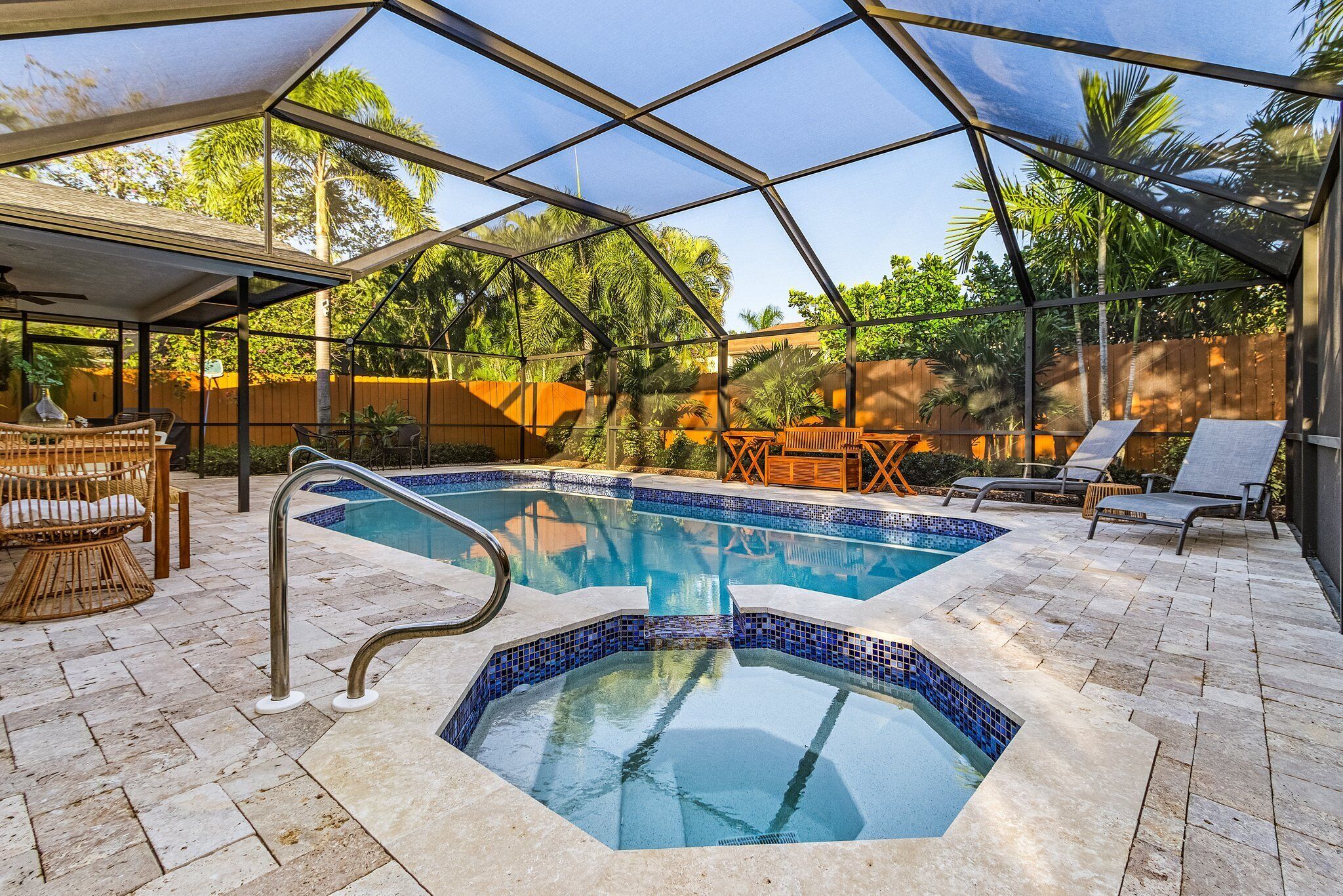 Renovated Villa less than 1 mile to beach with Pool & Spa! Dog Friendly! 