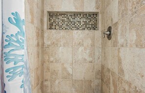 Dusche, Haartrockner, Handtücher, Toilettenpapier