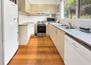 Kjøleskap, mikrobølgeovn, ovn og kokeplater