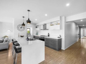 Fridge, microwave, oven, stovetop - Dan's Rise - With luxurious pool (Mansfield)