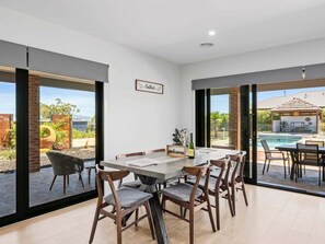 Dining - Dan's Rise - With luxurious pool (Mansfield)