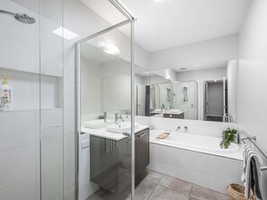 Douche, séchoir à cheveux, serviettes fournies