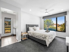 4 bedrooms, desk, iron/ironing board, free WiFi - Dan's Rise - With luxurious pool (Mansfield)