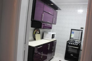 Réfrigérateur, micro-ondes, plaque de cuisson, bouilloire électrique