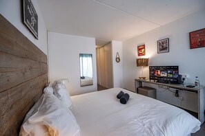 1 slaapkamer, een kluis op de kamer, een bureau, reisbedje