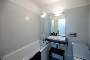 Een haardroger, handdoeken, zeep, toiletpapier