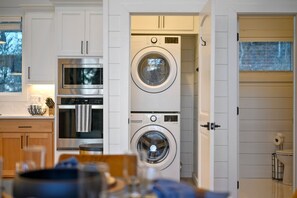 Horno, placa de cocina, cafetera o tetera y utensilios de cocina