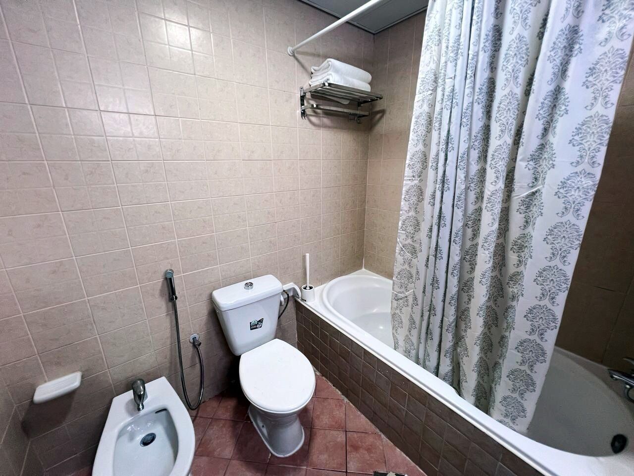 Une salle de bain comprenant des toilettes, un bidet et une baignoire.