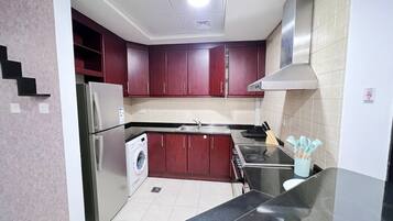 Deluxe Apartment | Private kitchen | Full-size fridge, microwave, oven, coffee/tea maker