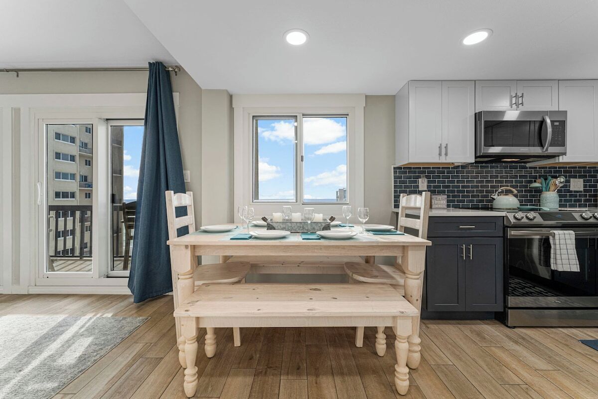 Microondas, parrilla de estufa, lavavajillas y cafetera y tetera 