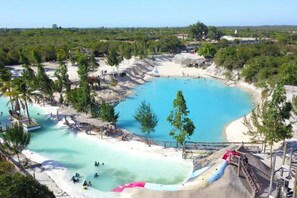 位於海灘上、白沙、風浪板