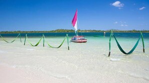 Di pantai, pasir putih, luncur angin 