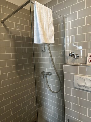 Dobbelt- eller tomannsrom – standard | Bad | Dusj og håndklær