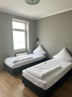Kamar Double atau Twin Standar | Setrika/meja setrika, Wi-Fi gratis, dan seprai linen
