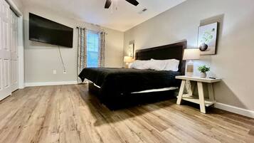 4 habitaciones, escritorio y tabla de planchar con plancha