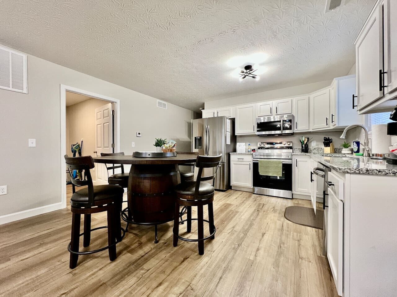 Coffee/tea maker, fridge, microwave, oven