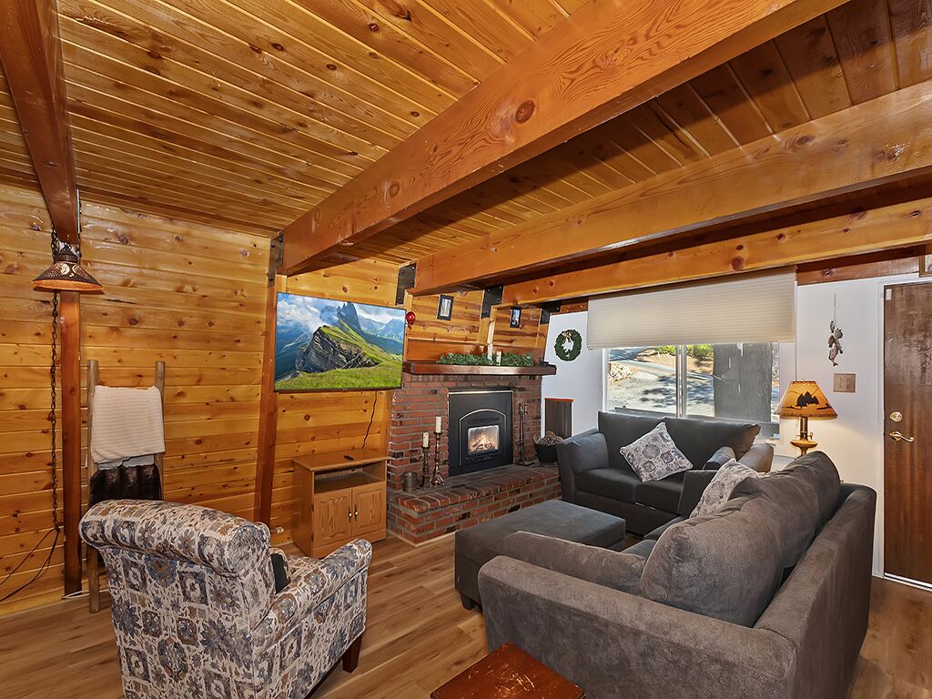 Gambrel Style home-Quiet Neighborhood, close to National Forest, Deck, Fireplace