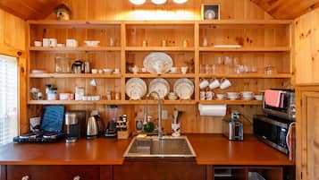 Micro-ondes, plaque de cuisson, lave-vaisselle, cafetière/bouilloire