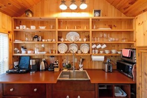 Microonde, piano cottura, lavastoviglie, macchina per tè/caffè