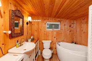 Een haardroger, handdoeken