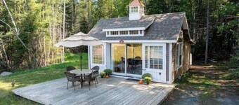 Sunny Waterfront Cottage on Private Lake