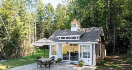 Sunny Waterfront Cottage on Private Lake