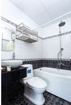 Superior Twin Room | Bathroom - OYO 553 Truong Giang Hotel (Da Nang)