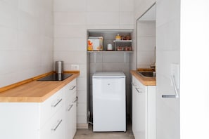 Geladeira, cooktop, talheres/pratos/utensílios de cozinha