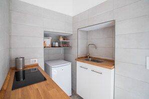 Frigorifero, pentole/stoviglie/utensili, tavolo da pranzo