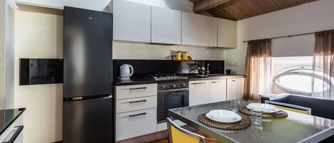 Køleskab, ovn, elkedel, køkkentøj/tallerkener/redskaber