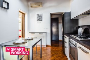 Frigorífico, horno, hervidor eléctrico y utensilios de cocina