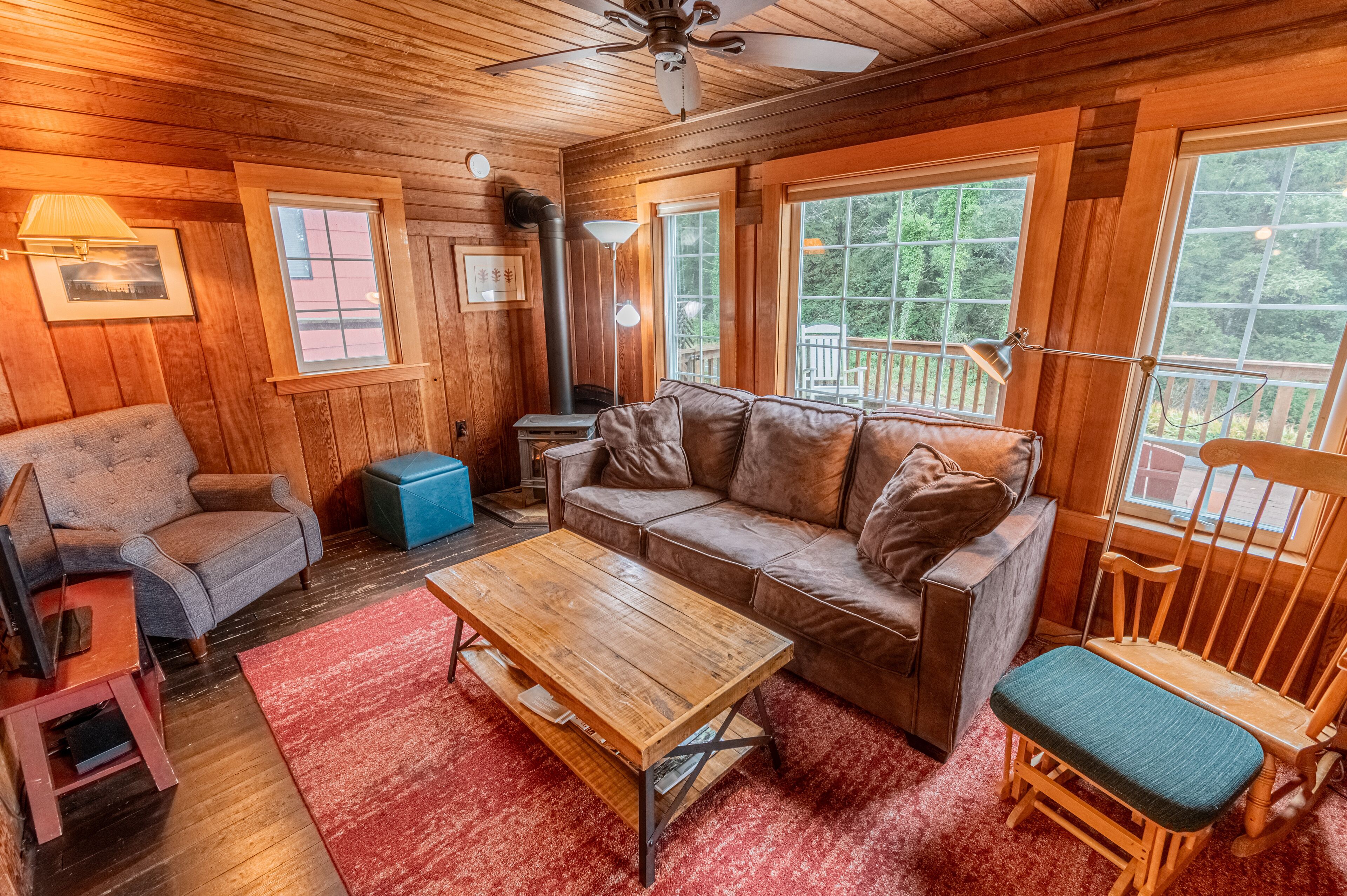 Charming Coastal Retreat: Vintage Appeal, Modern Comforts, Beach Fun!