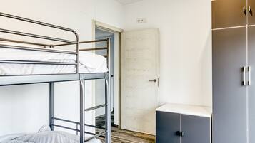 4 bedrooms, iron/ironing board, free WiFi