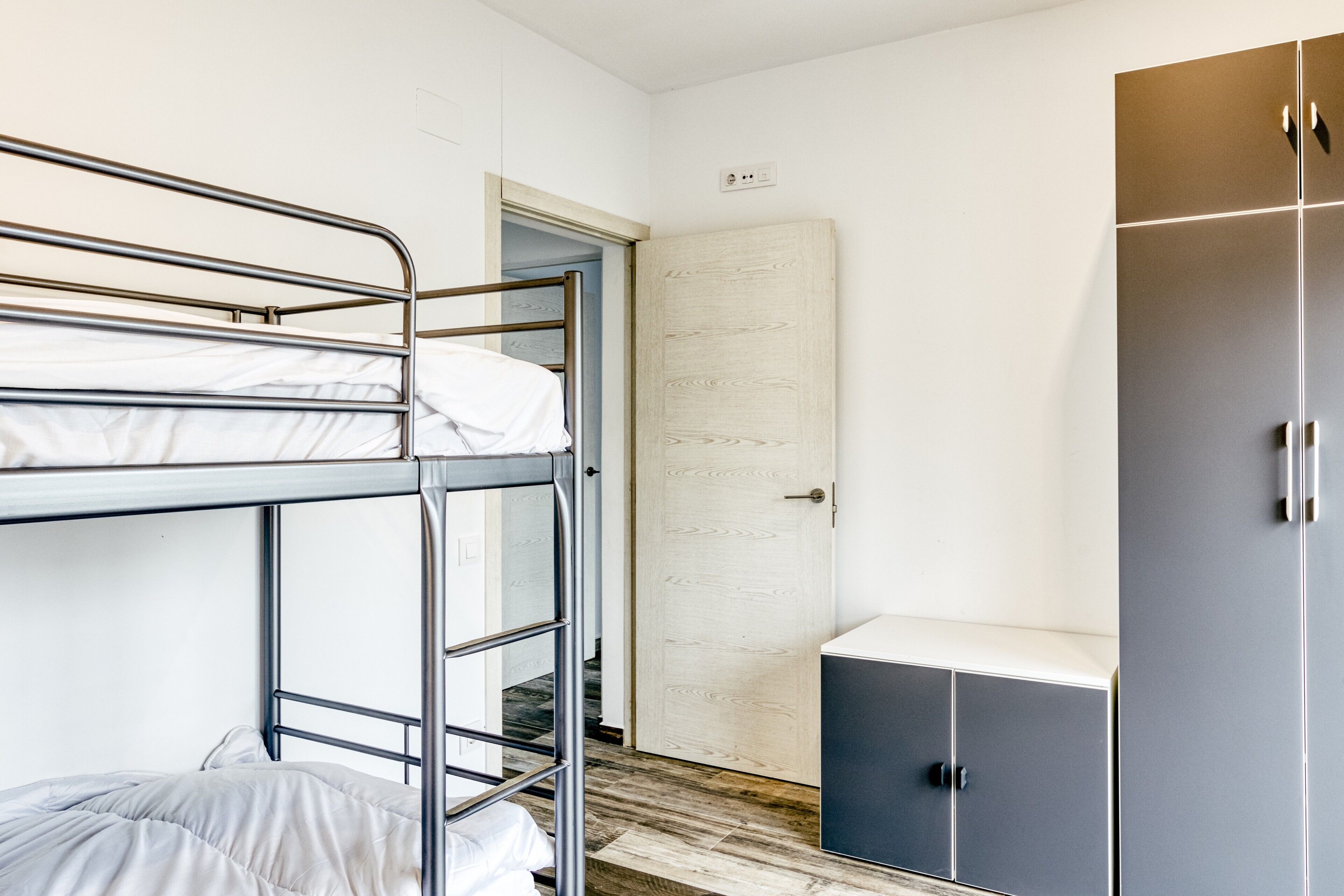 4 bedrooms, iron/ironing board, free WiFi