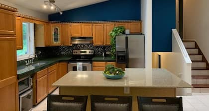 Woodland Retreat on Kent Island: 5 beds, 5 miles from Bay Bridge, on 5 acres.