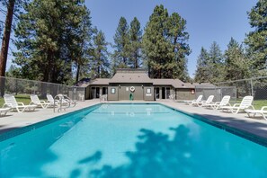 Pool - Fourth Sisters Bliss 2 bedroom 2 bath w/ fireplace (Sisters)