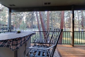 Outdoor dining - Fourth Sisters Bliss 2 bedroom 2 bath w/ fireplace (Sisters)