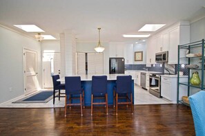 Kühlschrank, Mikrowelle, Ofen, Geschirrspüler