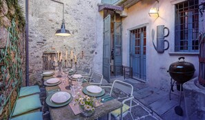 Outdoor dining - Seventeenth-century house on 2 floors, with Turkish bath and courtyards, 1km from Lake Orta. (Monte San Giulio)
