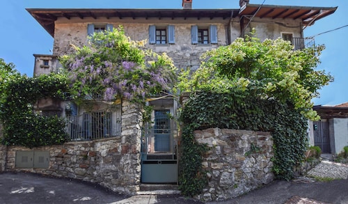 Seventeenth-century house on 2 floors, with Turkish bath and courtyards, 1km from Lake Orta.
