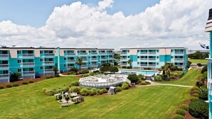 Un hôtel à étages, doté d’une cour intérieure avec une piscine et d’un aménagement paysager bien entretenu.