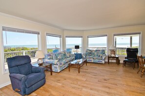 Una televisión, un reproductor estéreo