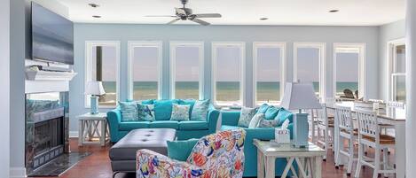 Een televisie, een open haard en een stereo