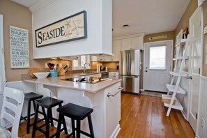 Kylskåp, mikrovågsugn, diskmaskin och kaffe- och tebryggare