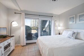 4 bedrooms, WiFi - Sound Of The Sea East 131, Oceanfront Condo in Emerald Isle, NC! (Emerald Isle)