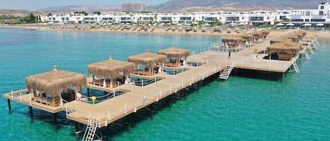 Özel plaj, ücretsiz plaj kabini, şezlong, plaj şemsiyesi