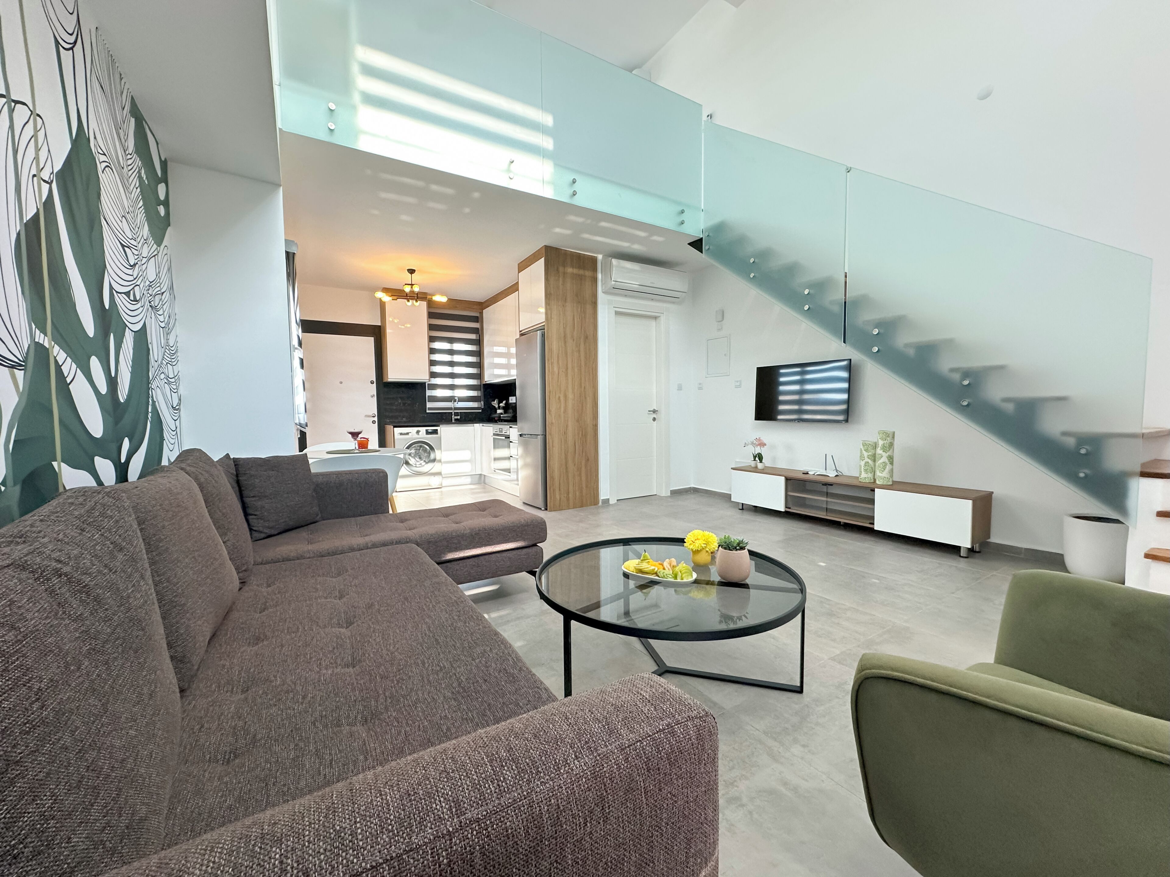 Çatı Katı (Loft) | Oturma alanı | Uydu yayını kanalları bulunan 82 cm akıllı televizyon 