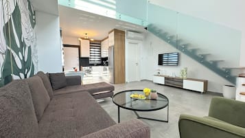 Çatı Katı (Loft) | Oturma alanı | Uydu yayını kanalları bulunan 82 cm akıllı televizyon