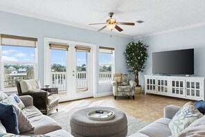 70-吋智慧型電視、數位頻道、Netflix、Hulu